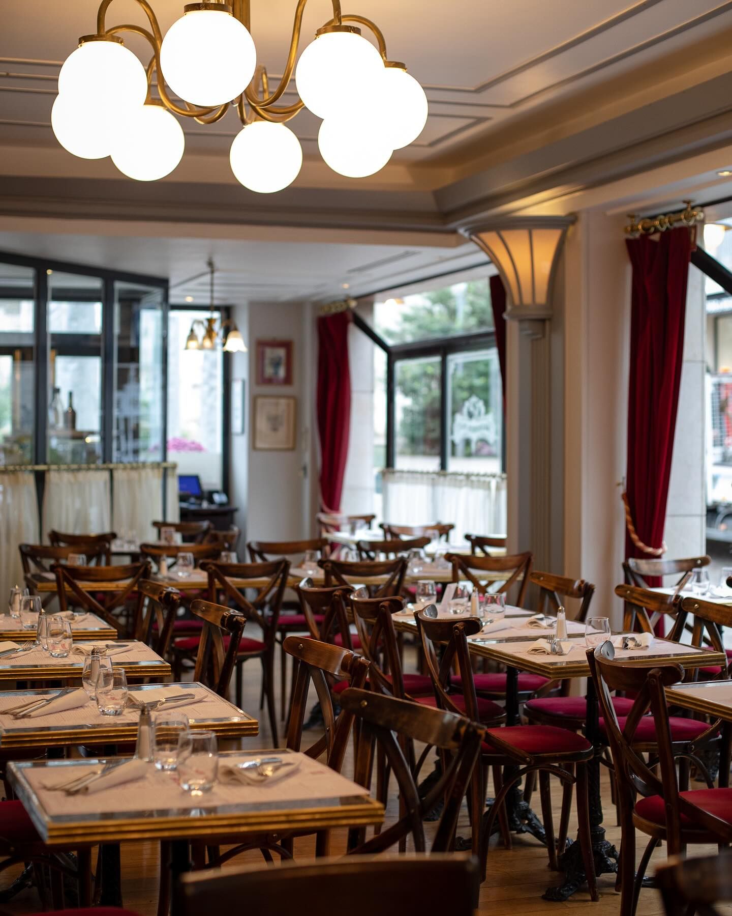 La salle de la Brasserie Paul, boiseries, lustres et nappes blanches